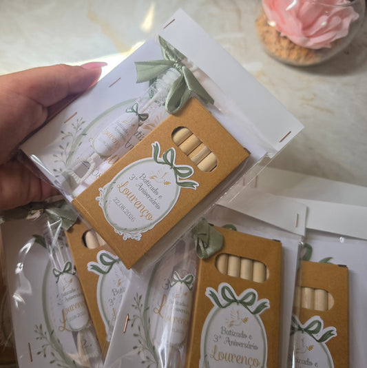 Kit lápis + livro de colorir + mini bolas de sabão 💚